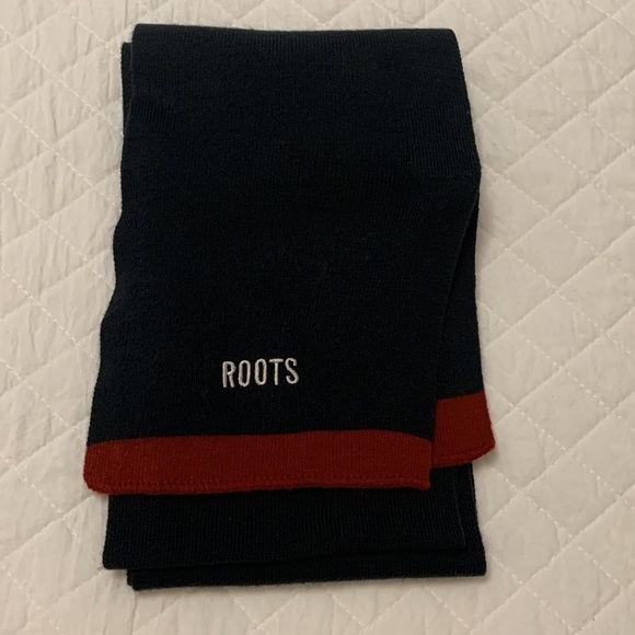 ROOTS scarf black with red trim 6.5” x 89” OS UNISEX - Picture 3 of 8